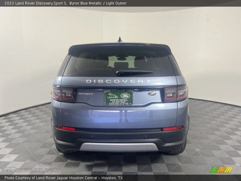Byron Blue Metallic / Light Oyster 2023 Land Rover Discovery Sport S