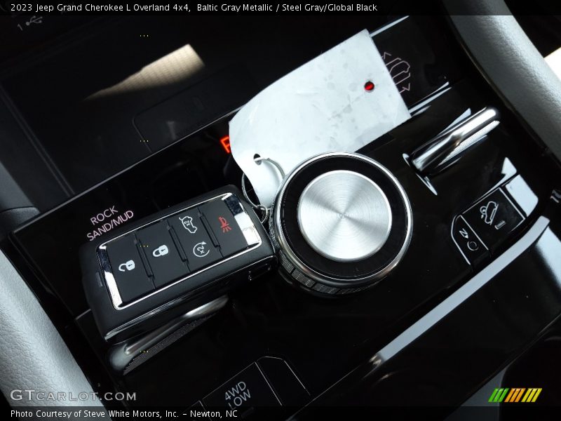 Keys of 2023 Grand Cherokee L Overland 4x4
