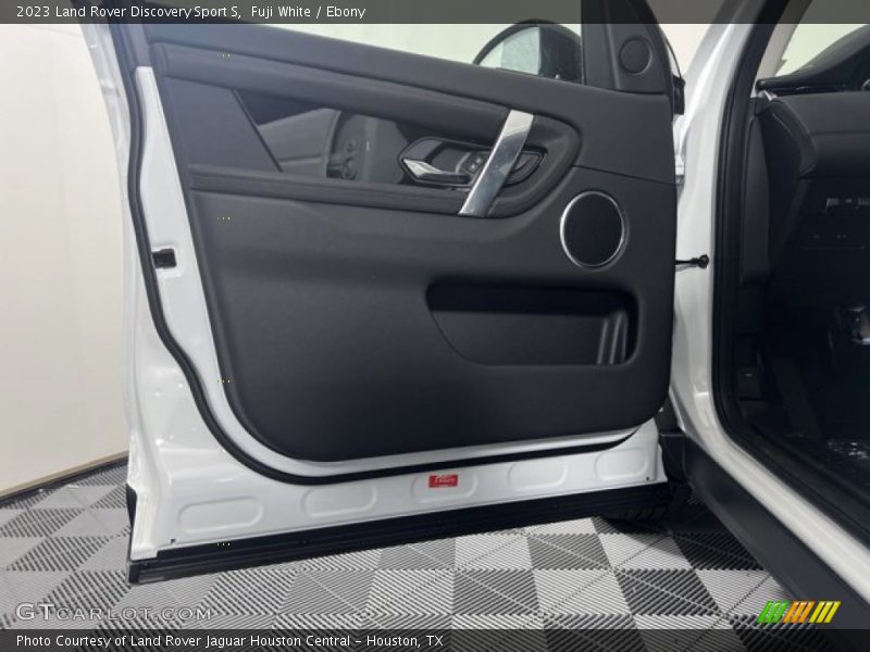 Fuji White / Ebony 2023 Land Rover Discovery Sport S