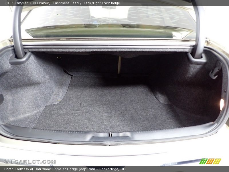 Cashmere Pearl / Black/Light Frost Beige 2012 Chrysler 300 Limited