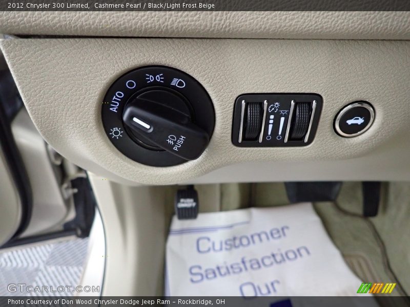 Cashmere Pearl / Black/Light Frost Beige 2012 Chrysler 300 Limited