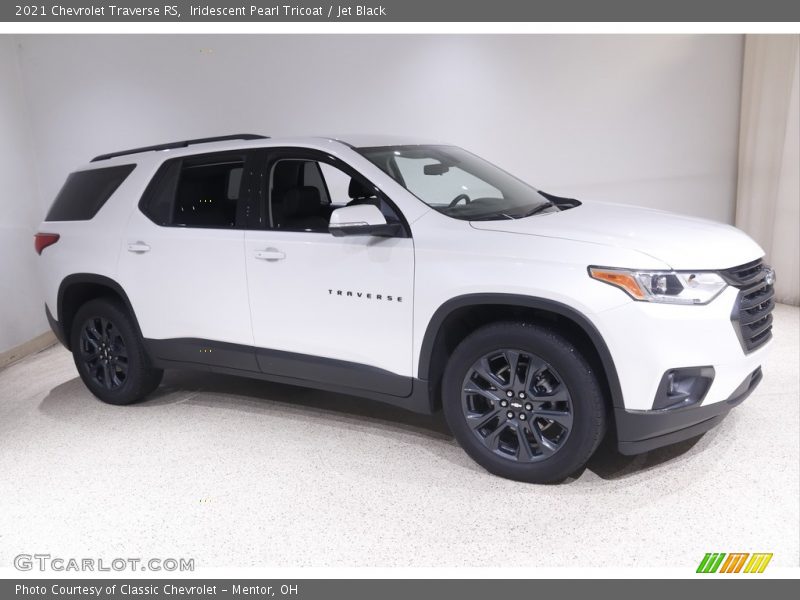 Iridescent Pearl Tricoat / Jet Black 2021 Chevrolet Traverse RS