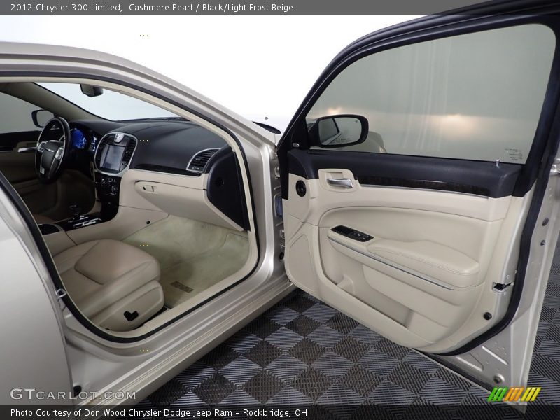 Cashmere Pearl / Black/Light Frost Beige 2012 Chrysler 300 Limited