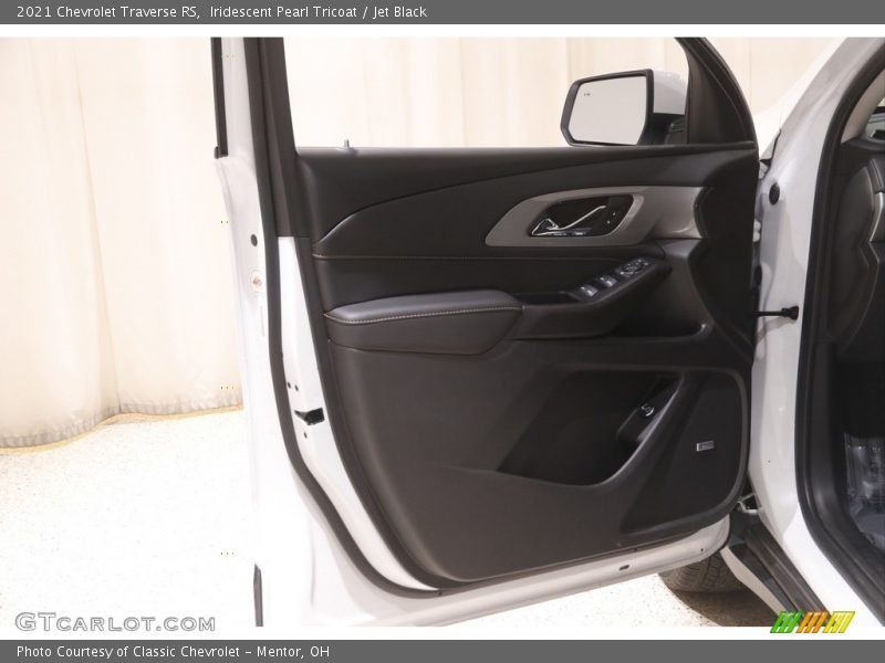 Iridescent Pearl Tricoat / Jet Black 2021 Chevrolet Traverse RS