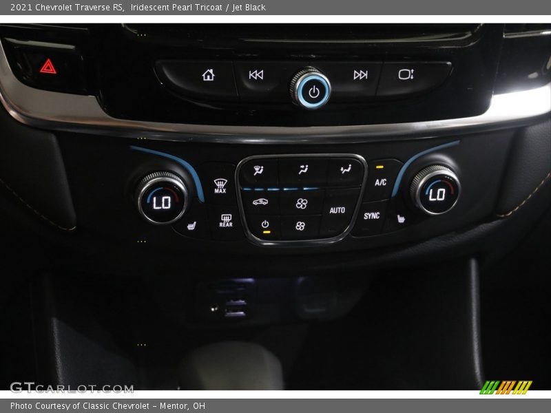 Iridescent Pearl Tricoat / Jet Black 2021 Chevrolet Traverse RS