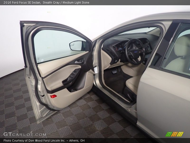 Stealth Gray / Medium Light Stone 2016 Ford Focus SE Sedan