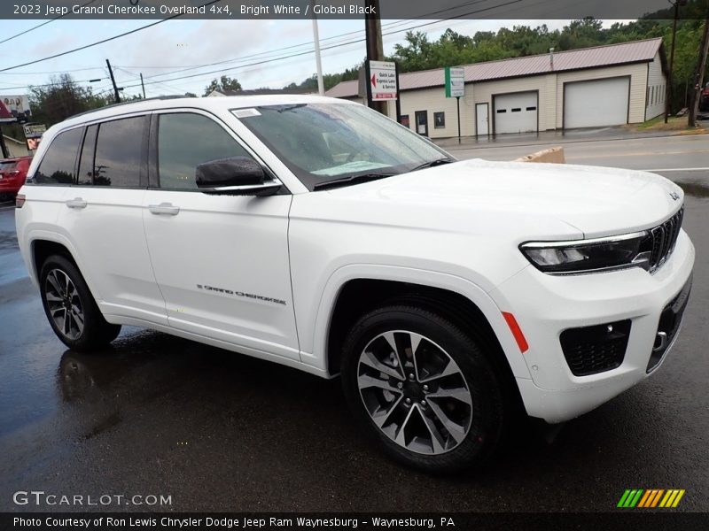 Front 3/4 View of 2023 Grand Cherokee Overland 4x4