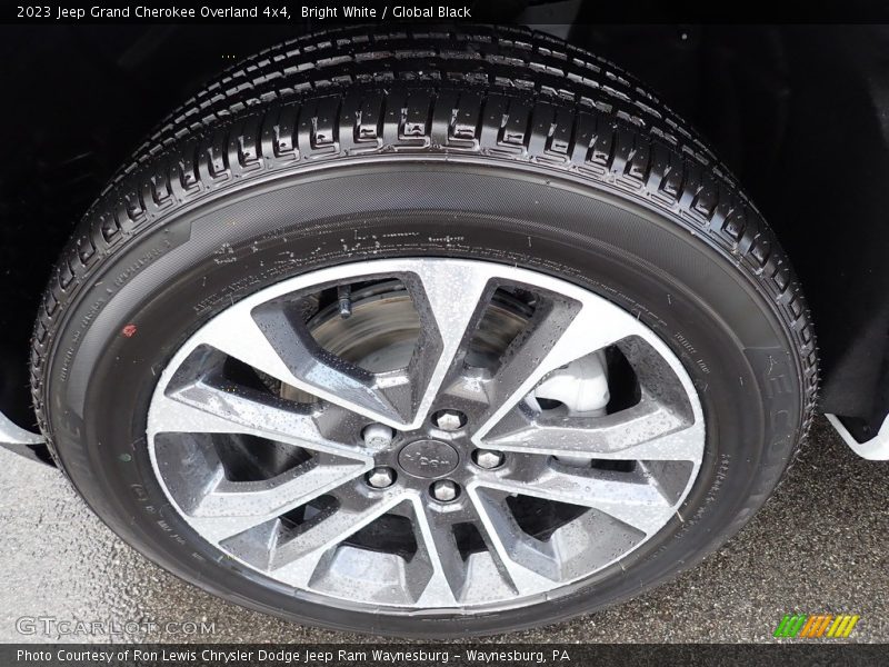 Bright White / Global Black 2023 Jeep Grand Cherokee Overland 4x4