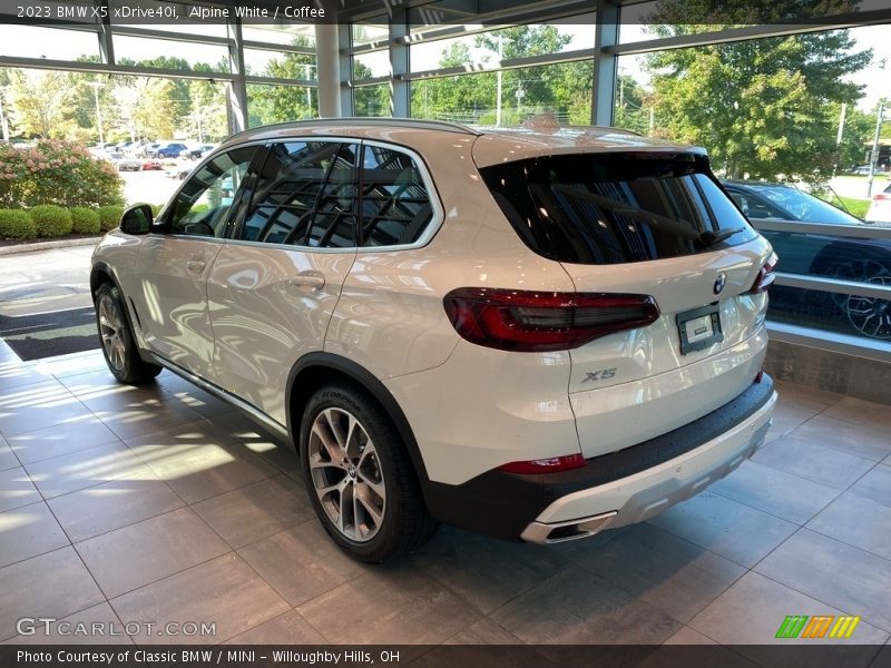 Alpine White / Coffee 2023 BMW X5 xDrive40i