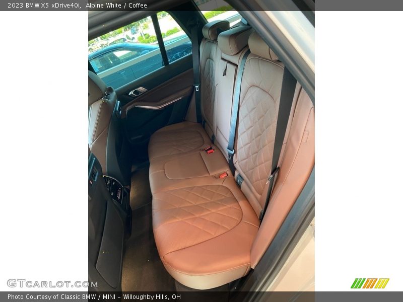 Alpine White / Coffee 2023 BMW X5 xDrive40i