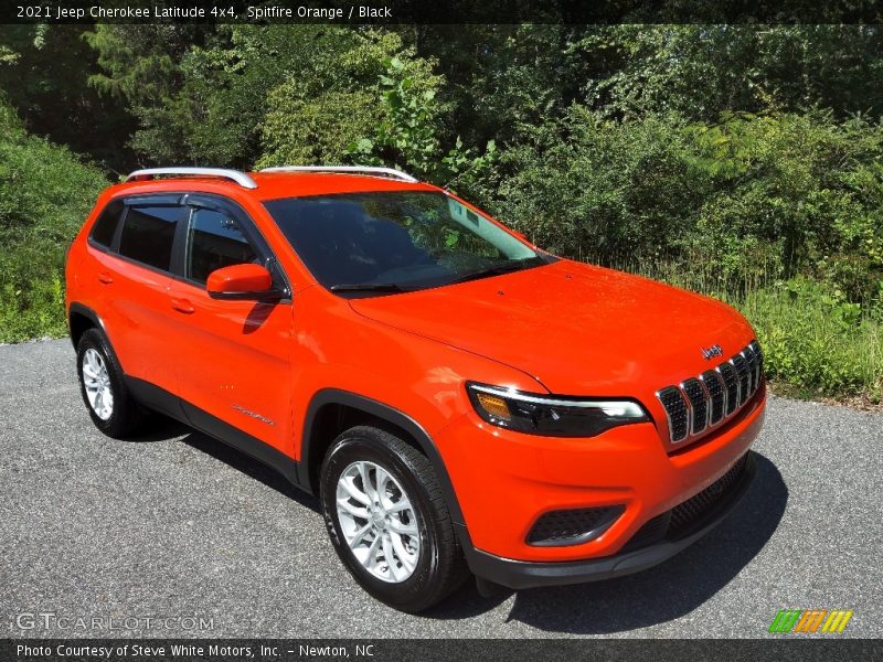 Front 3/4 View of 2021 Cherokee Latitude 4x4