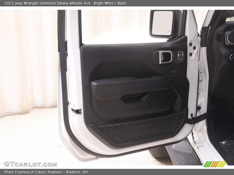 Bright White / Black 2021 Jeep Wrangler Unlimited Sahara Altitude 4x4