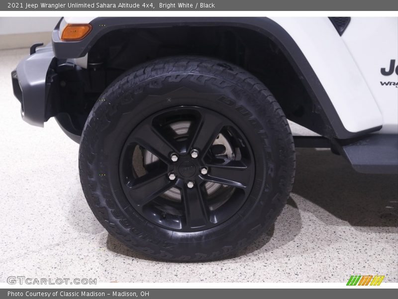 Bright White / Black 2021 Jeep Wrangler Unlimited Sahara Altitude 4x4