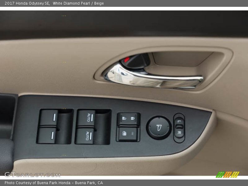 White Diamond Pearl / Beige 2017 Honda Odyssey SE