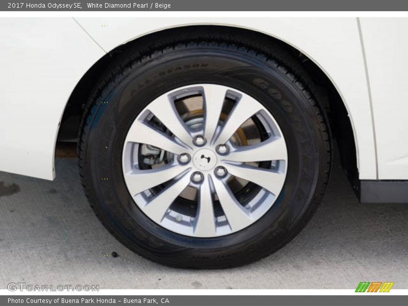 White Diamond Pearl / Beige 2017 Honda Odyssey SE