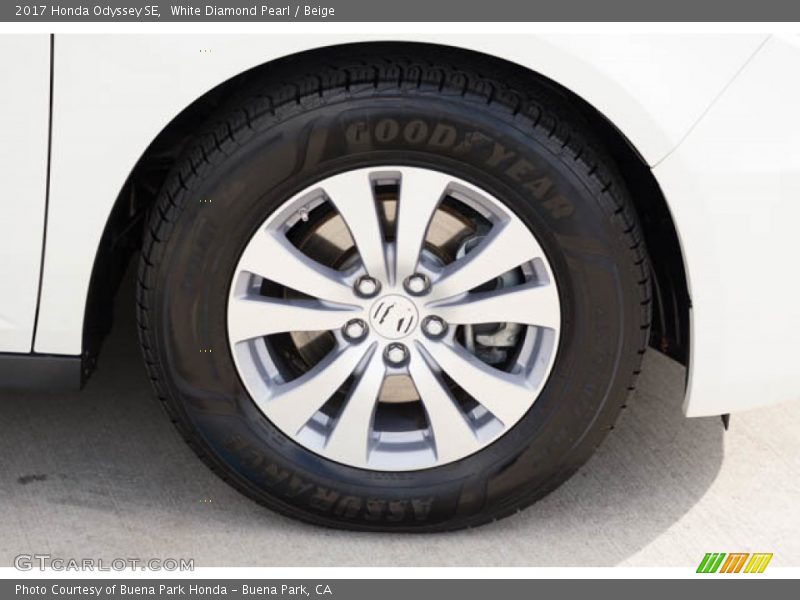 White Diamond Pearl / Beige 2017 Honda Odyssey SE