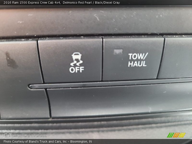 Delmonico Red Pearl / Black/Diesel Gray 2016 Ram 1500 Express Crew Cab 4x4