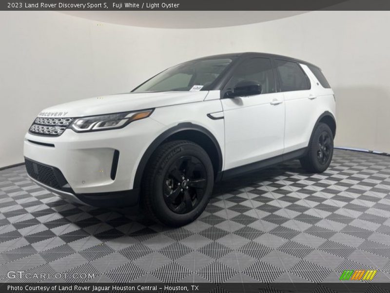 Fuji White / Light Oyster 2023 Land Rover Discovery Sport S