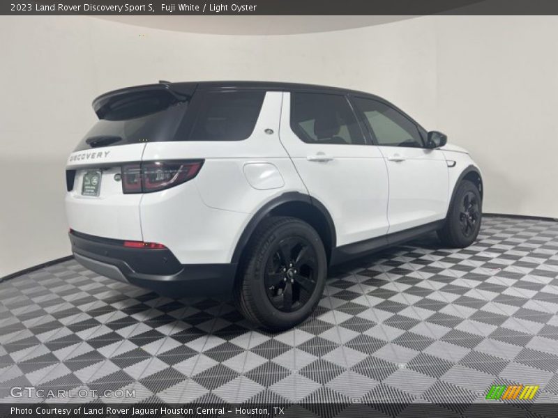 Fuji White / Light Oyster 2023 Land Rover Discovery Sport S