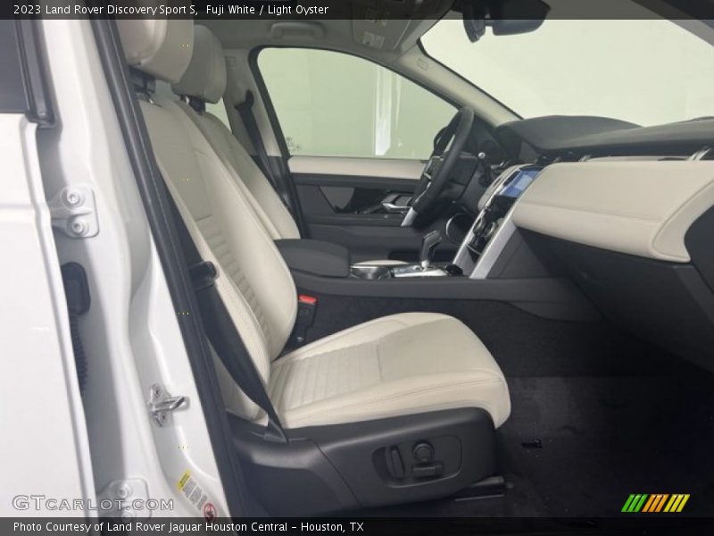 Fuji White / Light Oyster 2023 Land Rover Discovery Sport S