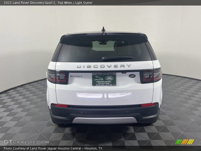 Fuji White / Light Oyster 2023 Land Rover Discovery Sport S