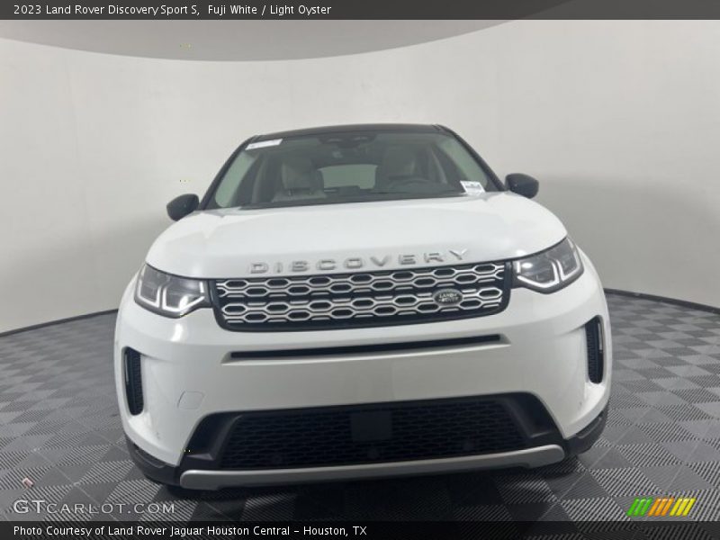 Fuji White / Light Oyster 2023 Land Rover Discovery Sport S