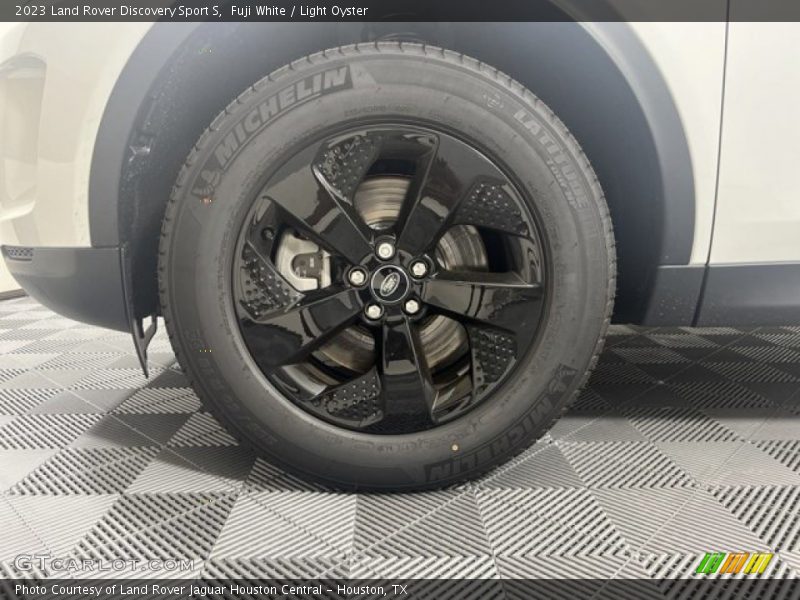 Fuji White / Light Oyster 2023 Land Rover Discovery Sport S