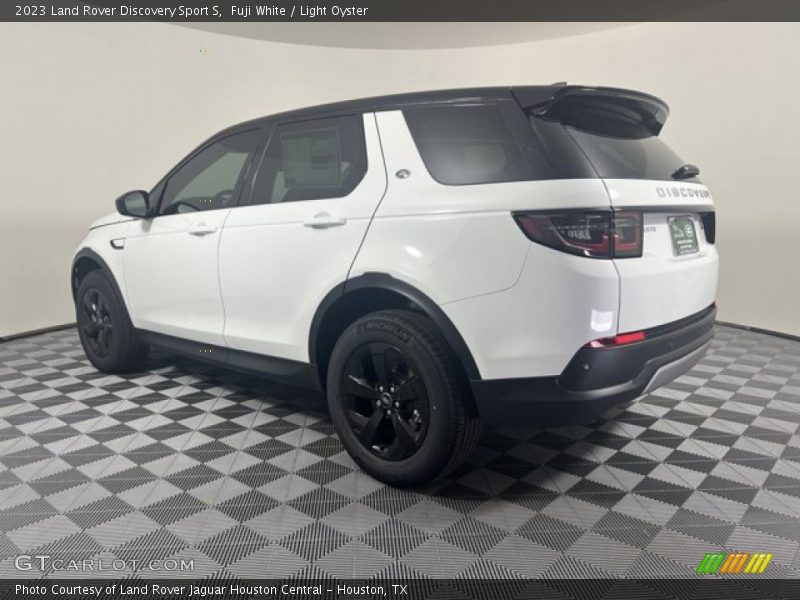Fuji White / Light Oyster 2023 Land Rover Discovery Sport S