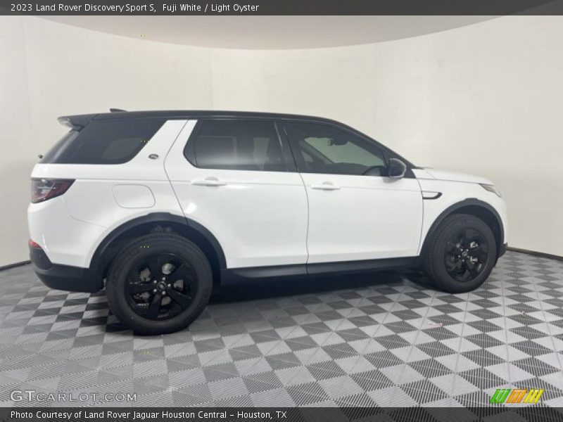 Fuji White / Light Oyster 2023 Land Rover Discovery Sport S