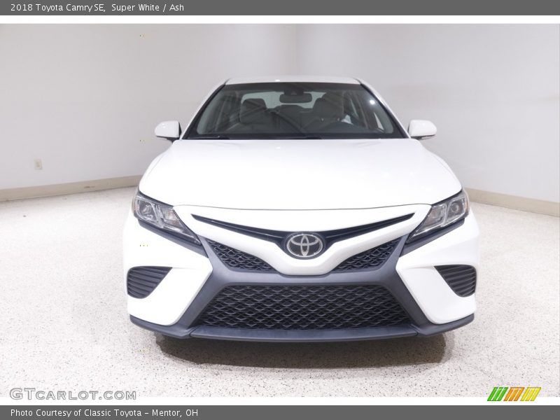 Super White / Ash 2018 Toyota Camry SE