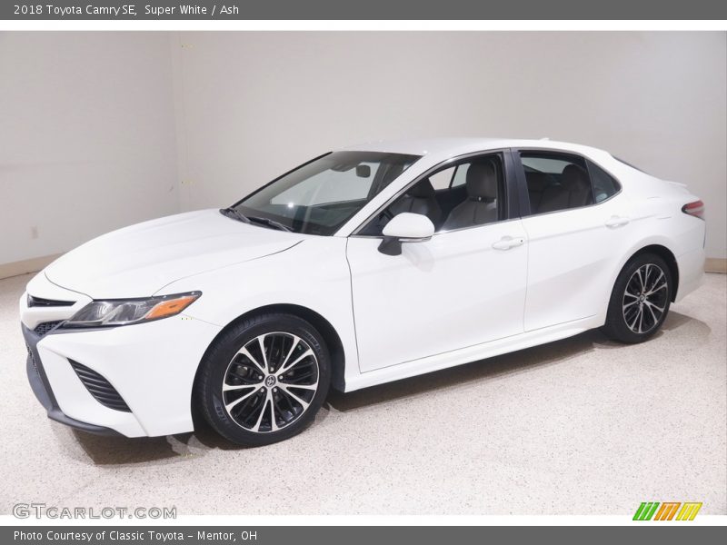 Super White / Ash 2018 Toyota Camry SE