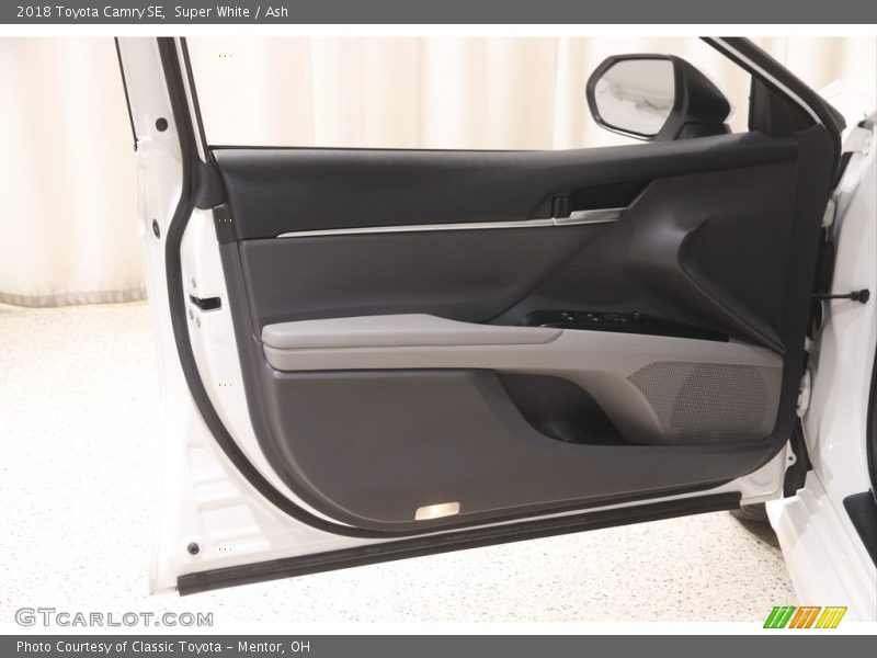 Super White / Ash 2018 Toyota Camry SE
