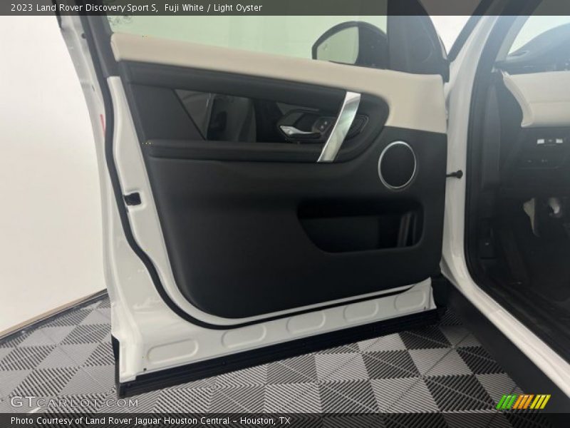 Fuji White / Light Oyster 2023 Land Rover Discovery Sport S