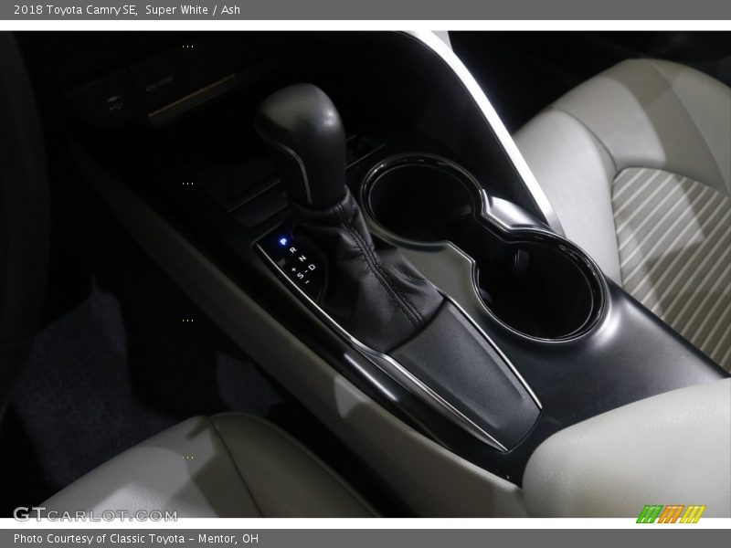 Super White / Ash 2018 Toyota Camry SE