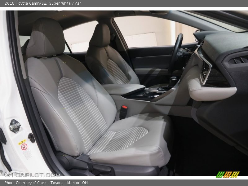 Super White / Ash 2018 Toyota Camry SE