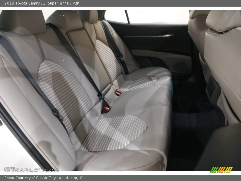 Super White / Ash 2018 Toyota Camry SE