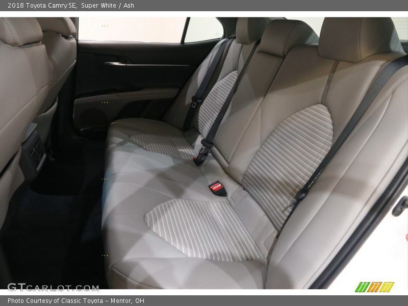Super White / Ash 2018 Toyota Camry SE