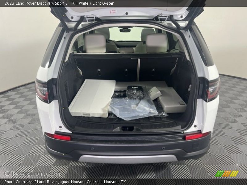 Fuji White / Light Oyster 2023 Land Rover Discovery Sport S