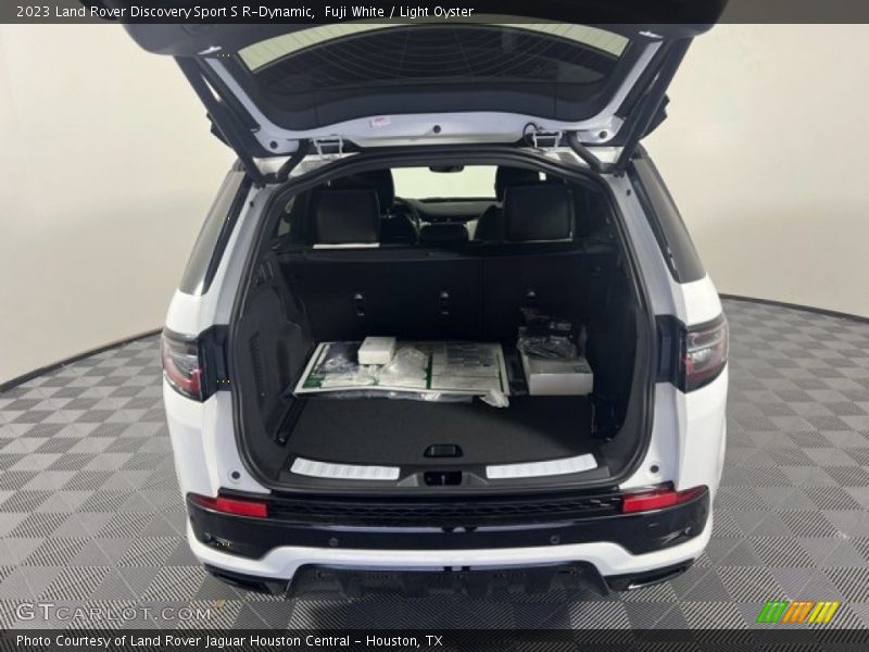 Fuji White / Light Oyster 2023 Land Rover Discovery Sport S R-Dynamic