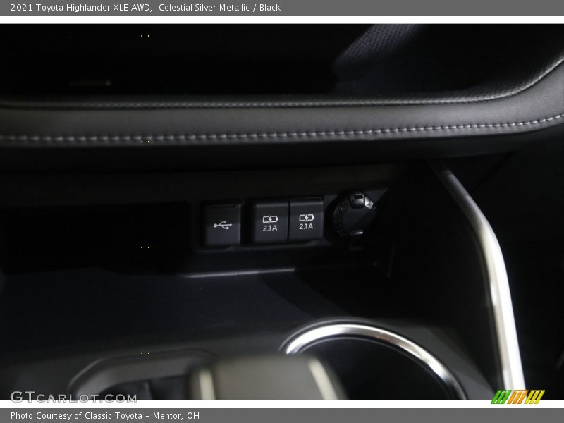 Celestial Silver Metallic / Black 2021 Toyota Highlander XLE AWD