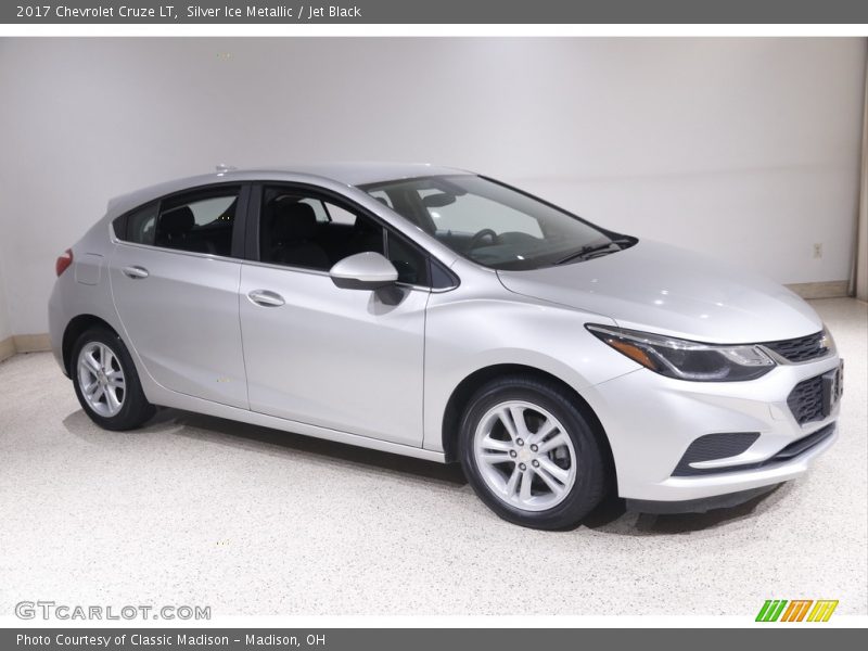 Silver Ice Metallic / Jet Black 2017 Chevrolet Cruze LT
