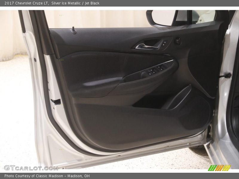 Silver Ice Metallic / Jet Black 2017 Chevrolet Cruze LT
