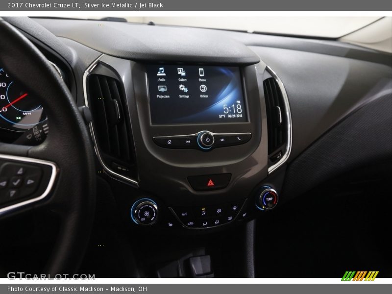 Silver Ice Metallic / Jet Black 2017 Chevrolet Cruze LT