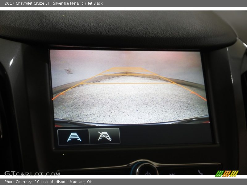 Silver Ice Metallic / Jet Black 2017 Chevrolet Cruze LT