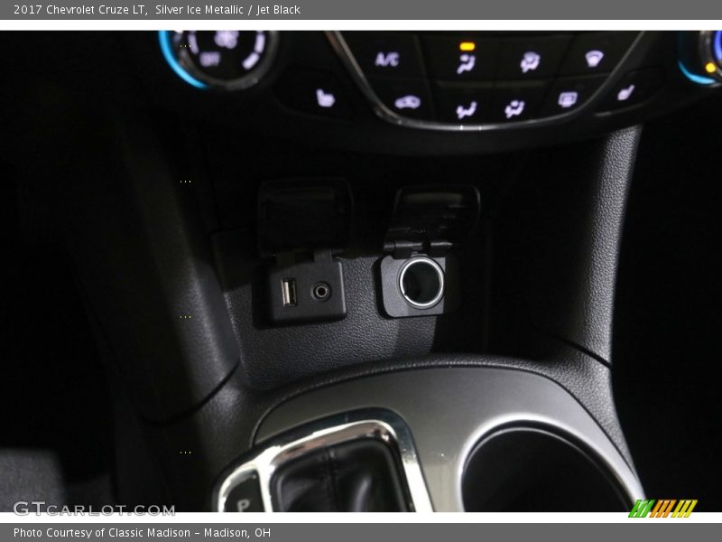 Silver Ice Metallic / Jet Black 2017 Chevrolet Cruze LT