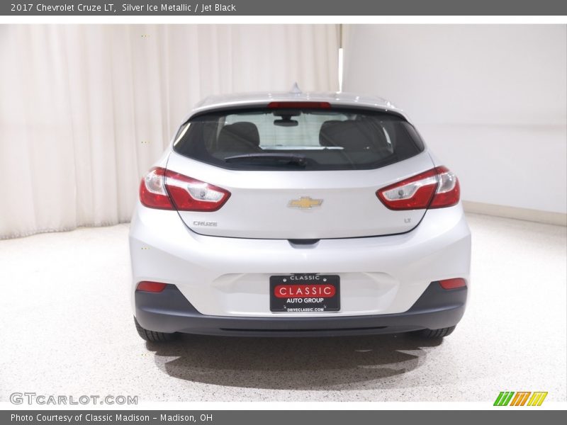 Silver Ice Metallic / Jet Black 2017 Chevrolet Cruze LT