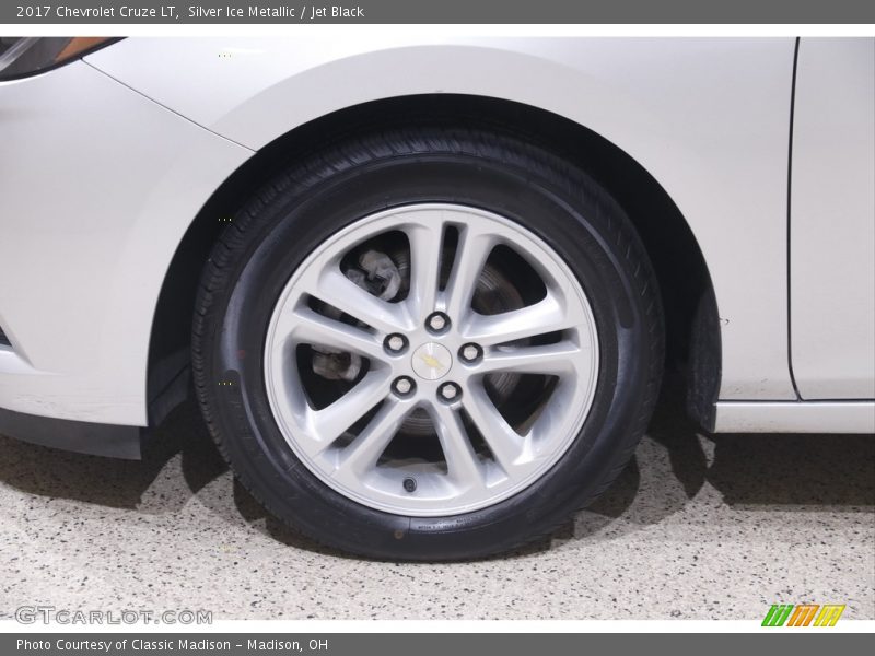 Silver Ice Metallic / Jet Black 2017 Chevrolet Cruze LT