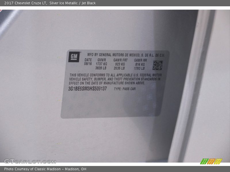 Silver Ice Metallic / Jet Black 2017 Chevrolet Cruze LT