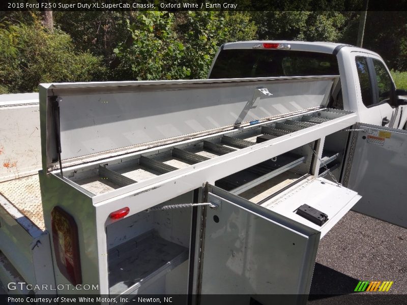 Oxford White / Earth Gray 2018 Ford F250 Super Duty XL SuperCab Chassis