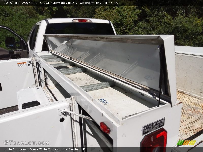 Oxford White / Earth Gray 2018 Ford F250 Super Duty XL SuperCab Chassis